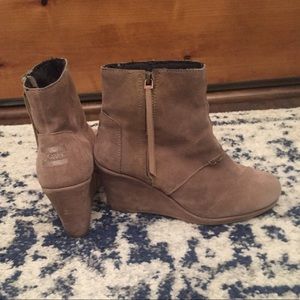 Woman’s Size8 Toms  wedge